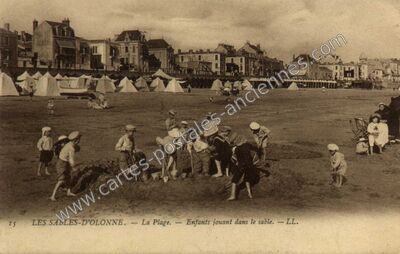 Carte postale ancienne La Plage. — Enfants jouant dans le sable — Les Sables-d'Olonne (Vendée)