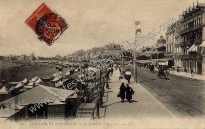 Carte postale ancienne Le Remblai et la Plage — Les Sables-d'Olonne (Vendée)