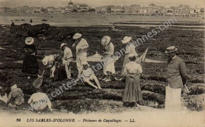 Carte postale ancienne Pêcheurs de Coquillages — Les Sables-d'Olonne (Vendée)