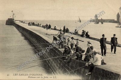 Carte postale ancienne Pêcheurs sur la Jetée — Les Sables-d'Olonne (Vendée)