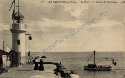 Carte postale ancienne Le Phare et le Bateau de Promenade — Les Sables-d'Olonne (Vendée)