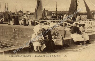 Carte postale ancienne Attendant l'Arrivée de la Sardine — Les Sables-d'Olonne (Vendée)