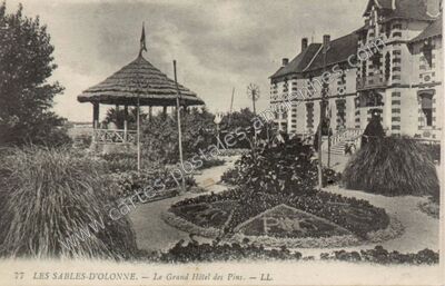 Carte postale ancienne Le Grand Hôtel des Pins — Les Sables-d'Olonne (Vendée)