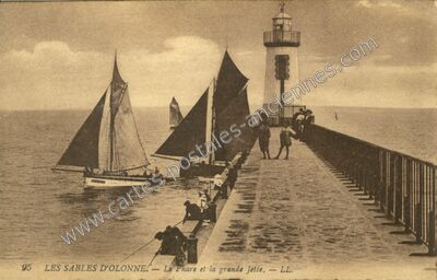 Carte postale ancienne Le Phare et la grande Jetée — Les Sables-d'Olonne (Vendée)