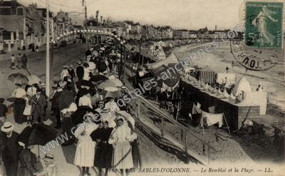 Carte postale ancienne Le Remblai et la Plage — Les Sables-d'Olonne (Vendée)