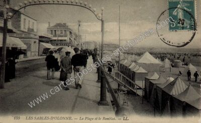 Carte postale ancienne La Plage et le Remblai — Les Sables-d'Olonne (Vendée)