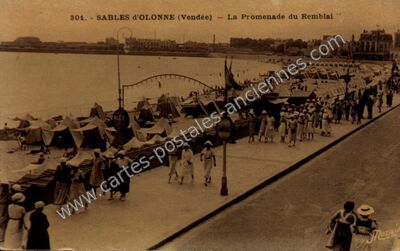Carte postale ancienne La Promenade du Remblai — Les Sables-d'Olonne (Vendée)