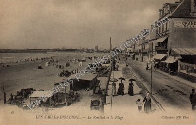 Carte postale ancienne Le Remblai et la Plage — Les Sables-d'Olonne (Vendée)