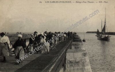 Carte postale ancienne Halage d'un Thonier — Les Sables-d'Olonne (Vendée)