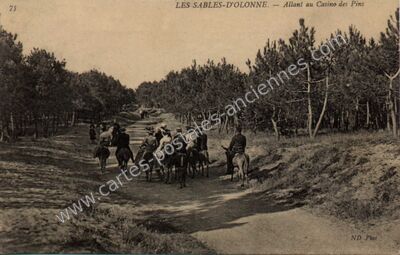 Carte postale ancienne Allant au Casino des Pins — Les Sables-d'Olonne (Vendée)