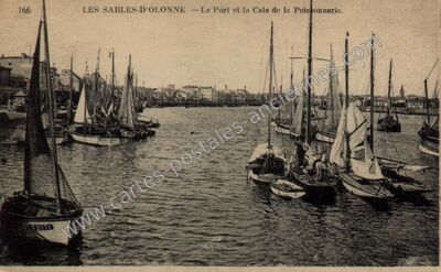 Carte postale ancienne Le Port et la Cale de la Poissonnerie — Les Sables-d'Olonne (Vendée)