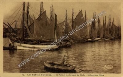 Carte postale ancienne Le Port et ses Bateaux de Pêche - Séchage des Filets — Les Sables-d'Olonne (Vendée)