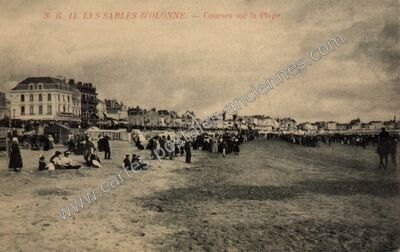 Carte postale ancienne Courses sur la Plage — Les Sables-d'Olonne (Vendée)
