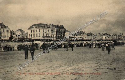 Carte postale ancienne La Promenade, quai de la République — Les Sables-d'Olonne (Vendée)