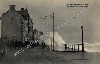 Carte postale ancienne La Tempête au Phare Rouge — Les Sables-d'Olonne (Vendée)