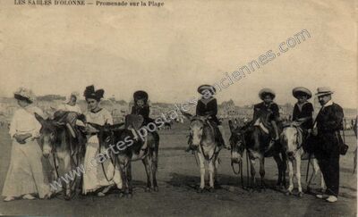 Carte postale ancienne Promenade sur la Plage — Les Sables-d'Olonne (Vendée)