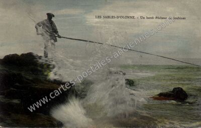 Carte postale ancienne Un hardi Pêcheur de loubines — Les Sables-d'Olonne (Vendée)