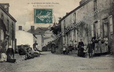 Carte postale ancienne Rue de l'ancienne Mairie — Saint-Étienne-du-Bois (Vendée)