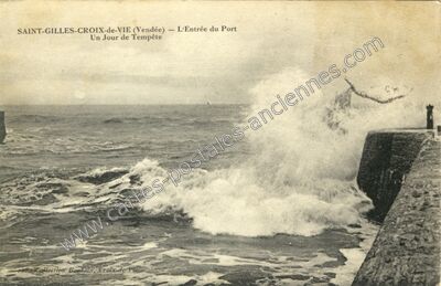 Carte postale ancienne L'Entrée du Port / Un Jour de Tempête — Saint-Gilles-Croix-de-Vie (Vendée)