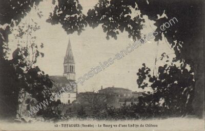 Carte postale ancienne Le Bourg vu d'une fenêtre du Château — Tiffauges (Vendée)