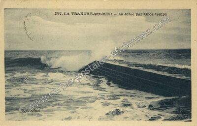 Carte postale ancienne La Jetée par Gros temps — La Tranche-sur-Mer (Vendée)