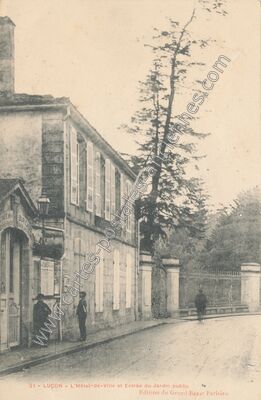 Carte postale ancienne L'Hôtel-de-Ville et Entrée du Jardin public — Luçon (Vendée)