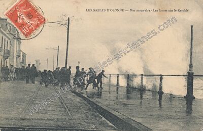 Carte postale ancienne Mer mauvaise - Les lames sur le Remblai — Les Sables-d'Olonne (Vendée)