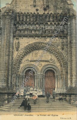 Carte postale ancienne Le Portail de l'Église — Vouvant (Vendée)
