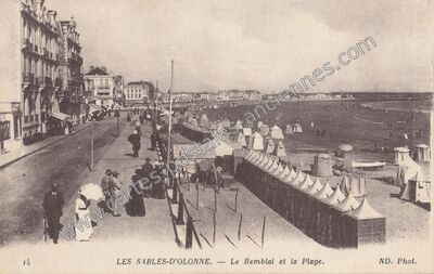 Carte postale ancienne Le Remblai et la Plage — Les Sables-d'Olonne (Vendée)