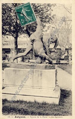 Carte postale ancienne Square de la Poste. — Les Lutteurs — Avignon (Vaucluse)