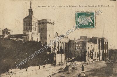 Carte postale ancienne Vue d'ensemble du Palais des Papes et Cathédrale N.-D. des Doms — Avignon (Vaucluse)