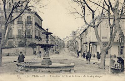 Carte postale ancienne Fontaine Verte et le Cours de la République — Pertuis (Vaucluse)