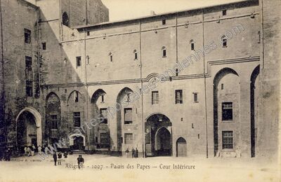 Carte postale ancienne Palais des Papes - Cour Intérieure — Avignon (Vaucluse)
