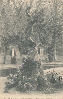 Carte postale ancienne Rocher des Doms, la Vénus aux Hirondelles — Avignon (Vaucluse)