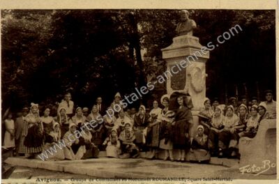 Carte postale ancienne Groupe de Comtadines au Monument ROUMANILLE, Square Saint-Martial — Avignon (Vaucluse)