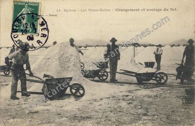 Carte postale ancienne Les Vieux-Salins - Chargement et roulage du Sel — Hyères (Var)