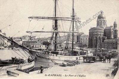 Carte postale ancienne Le Port et l'Eglise — Saint-Raphaël (Var)