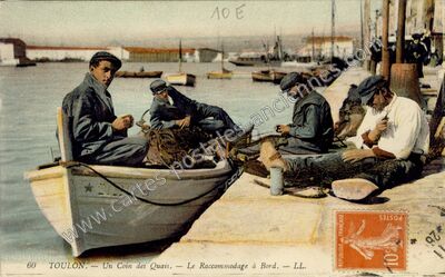 Carte postale ancienne Un Coin des Quais. — Le Raccommodage à Bord — Toulon (Var)