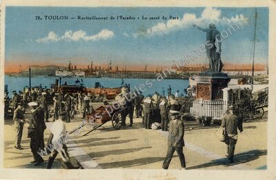 Carte postale ancienne Ravitaillement de l'Escadre - Le carré du Port — Toulon (Var)