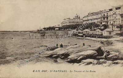 Carte postale ancienne La Terrasse et les Bains — Saint-Raphaël (Var)