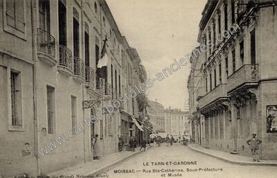 Carte postale ancienne Rue Ste-Catherine, Sous-Préfecture et Musée — Moissac (Tarn-et-Garonne)