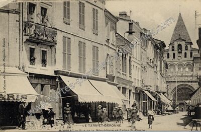 Carte postale ancienne Rue de la République et Eglise St-Pierre — Moissac (Tarn-et-Garonne)