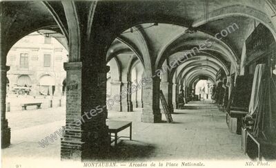 Carte postale ancienne Arcades de la Place Nationale — Montauban (Tarn-et-Garonne)