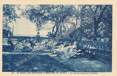 Carte postale ancienne Le Foyer des Indirectes - La cure de repos sur la terrasse — Réalville (Tarn-et-Garonne)