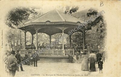 Carte postale ancienne La Musique de l'Ecole d'Artillerie au Jardin du Mail — Castres (Tarn)
