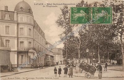 Carte postale ancienne Hôtel Bertrand-Escoussières de l'Esplanade — Lavaur (Tarn)
