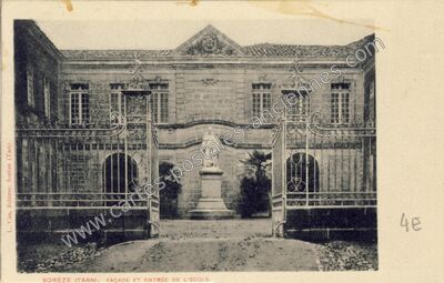 Carte postale ancienne Façade et entrée de l'école — Sorèze (Tarn)