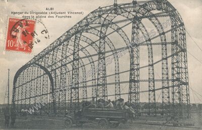 Carte postale ancienne Hangar du Dirigeable (Adjudant Vincenot) dans la plaine des Fourches — Albi (Tarn)