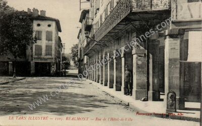 Carte postale ancienne Rue de l'Hôtel-de-Ville — Réalmont (Tarn)