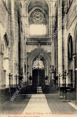 Carte postale ancienne Église St-Vulfran : le Portail (vue intérieure — Abbeville (Somme)